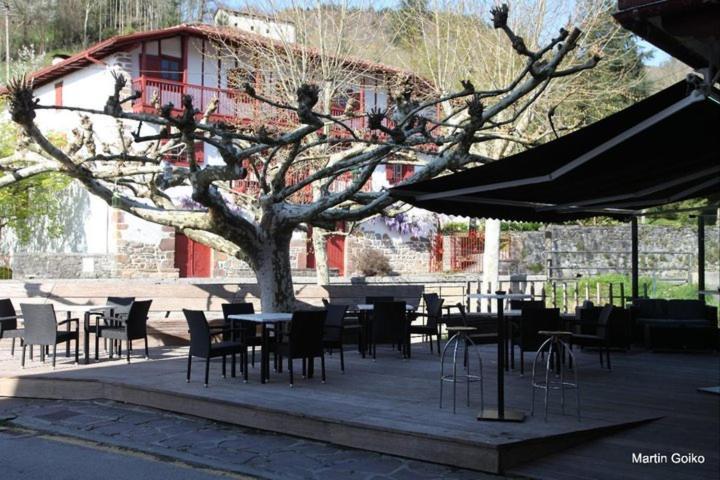 Bera  Hostal Auzoa מראה חיצוני תמונה