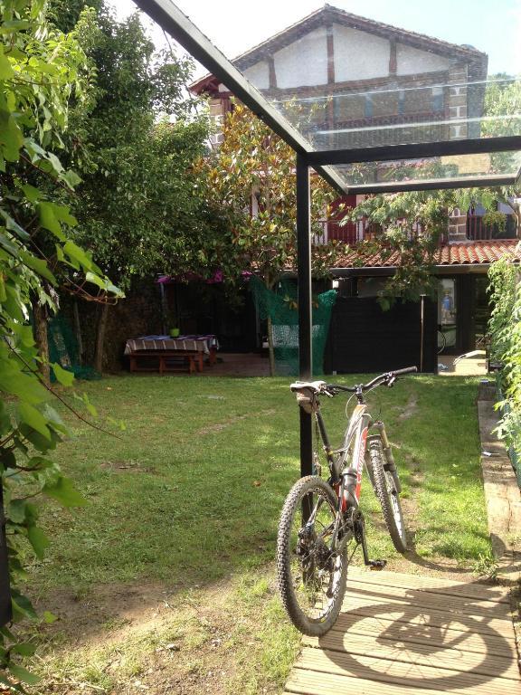 Bera  Hostal Auzoa מראה חיצוני תמונה
